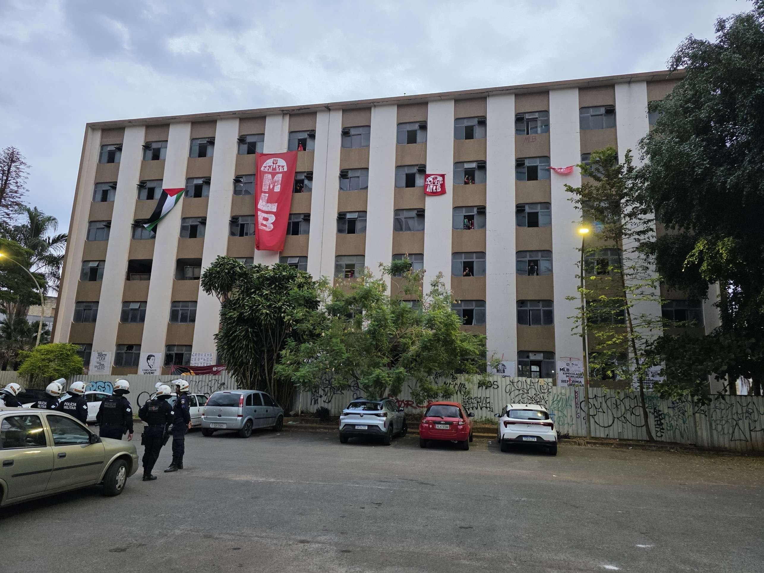 A PMDF atua na reintegra&ccedil;&atilde;o de posse do antigo Hotel Colorado, localizado no centro de Taguatinga