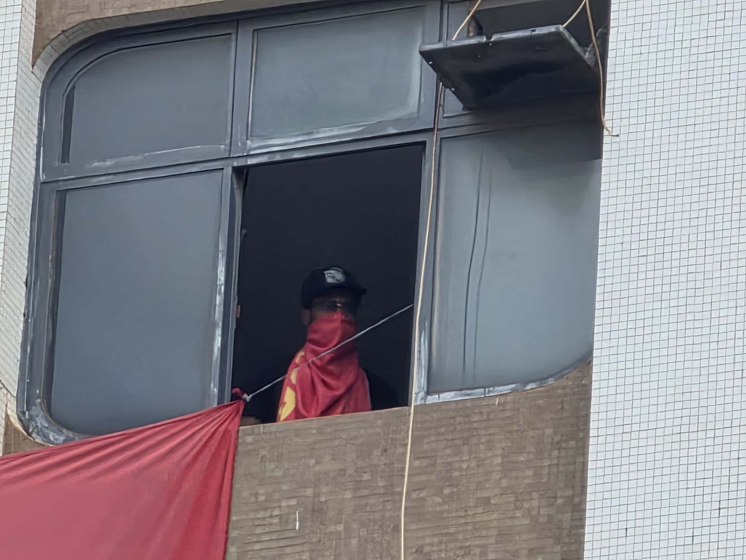 Ocupantes do hotel tentaram impedir a a&ccedil;&atilde;o, ergueram barricadas e cobriram o rosto com capuzes