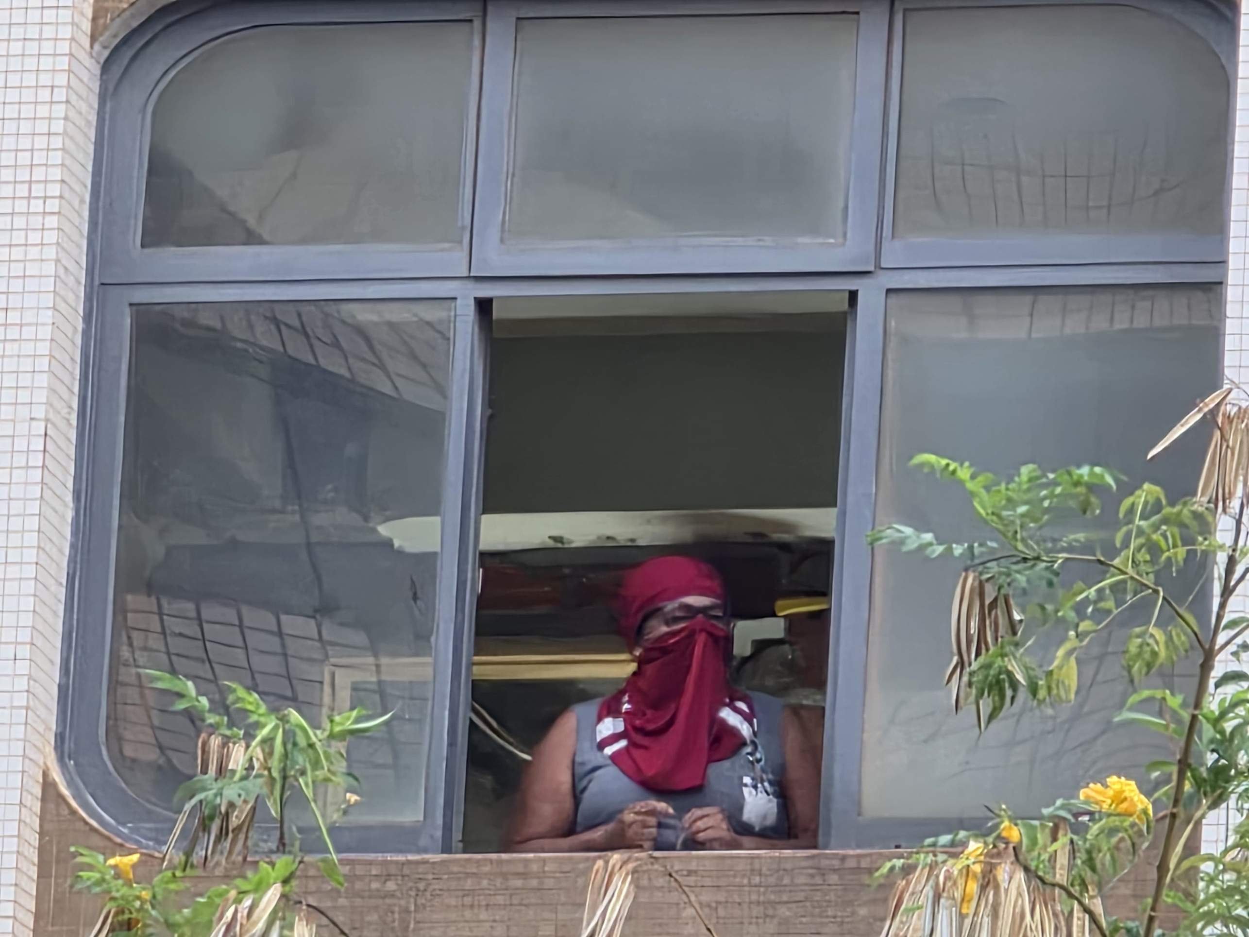 Ocupantes do hotel tentaram impedir a a&ccedil;&atilde;o, ergueram barricadas e cobriram o rosto com capuzes