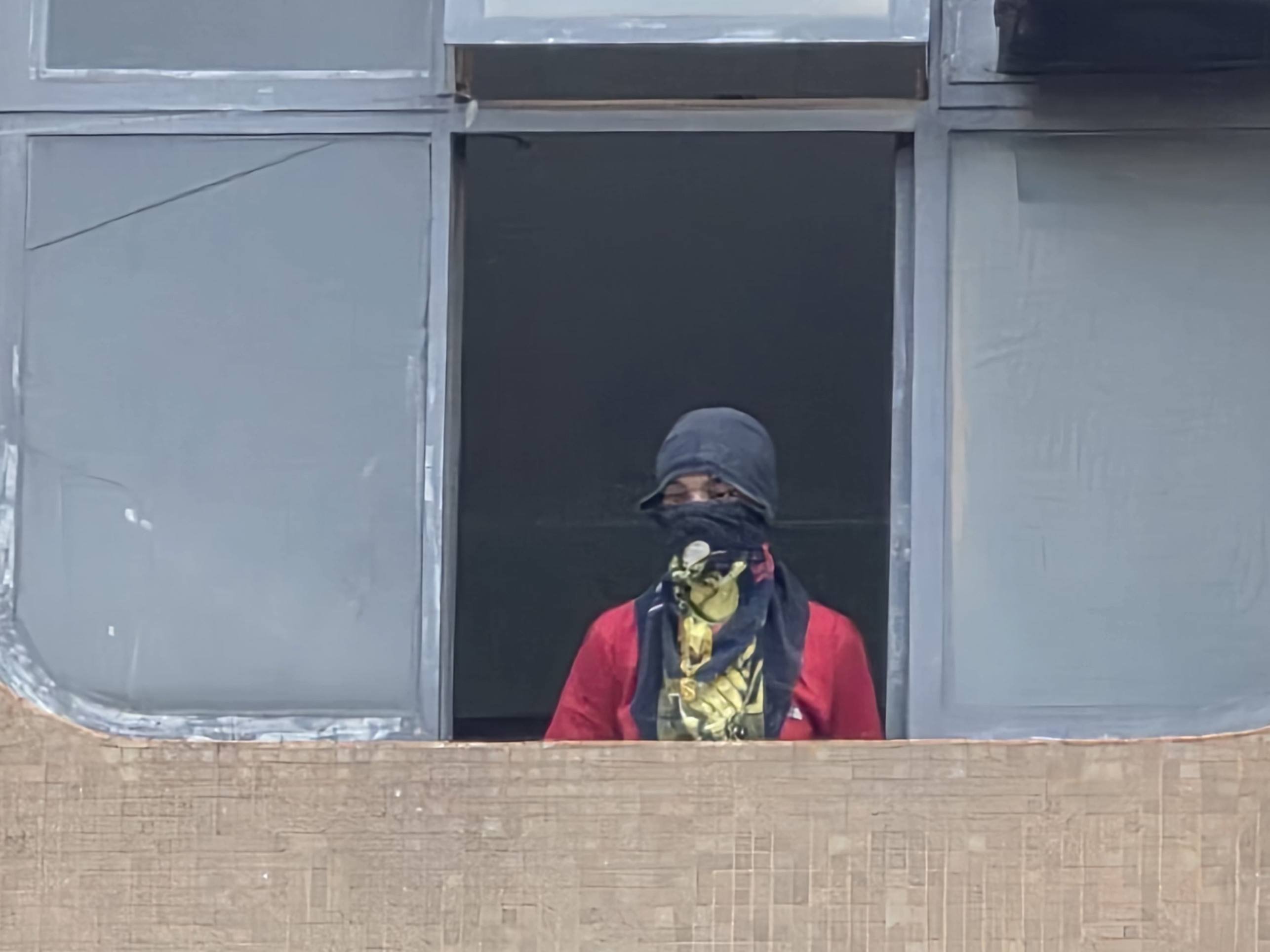 Ocupantes do hotel tentaram impedir a a&ccedil;&atilde;o, ergueram barricadas e cobriram o rosto com capuzes