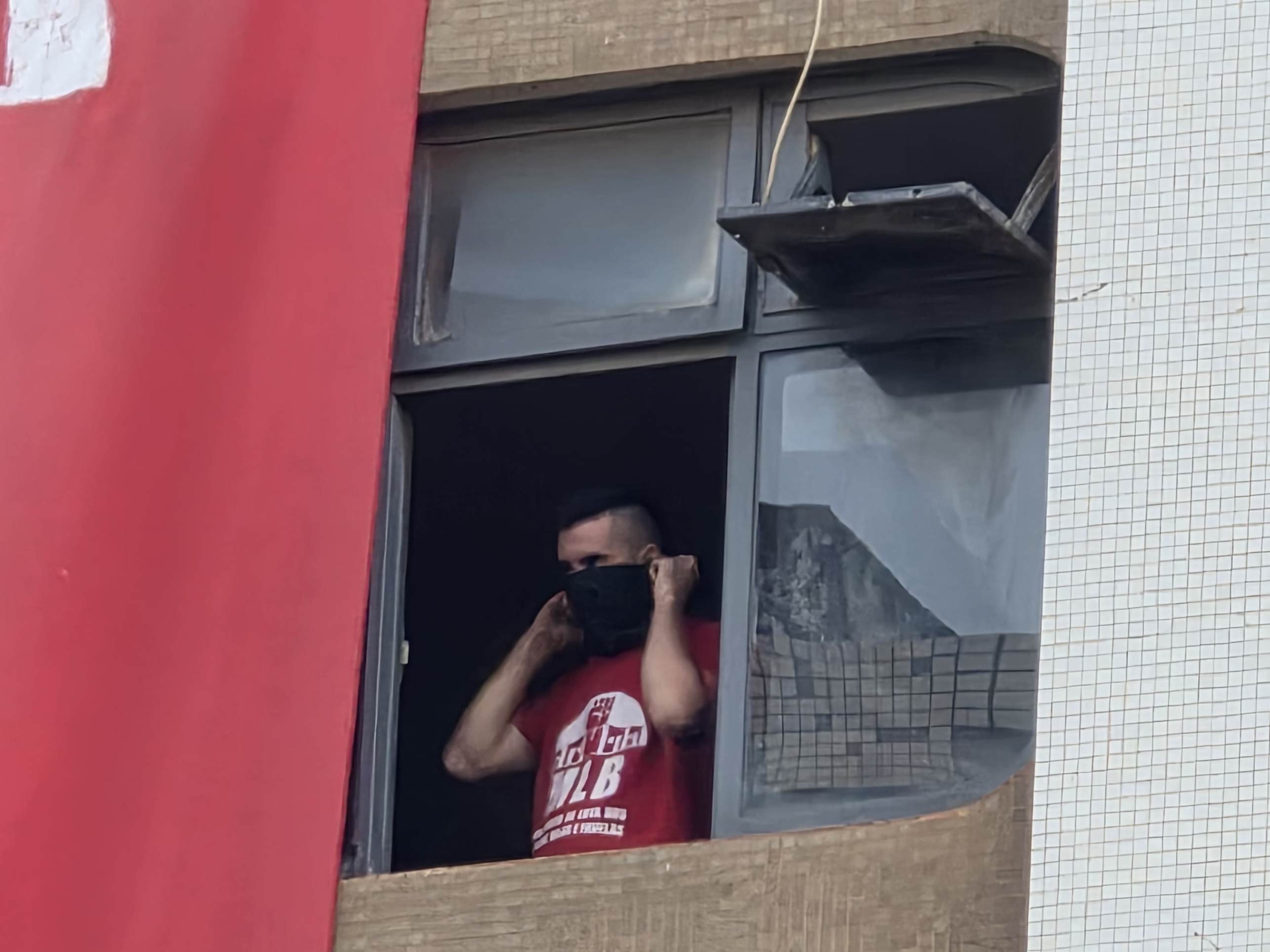 Ocupantes do hotel tentaram impedir a a&ccedil;&atilde;o, ergueram barricadas e cobriram o rosto com capuzes