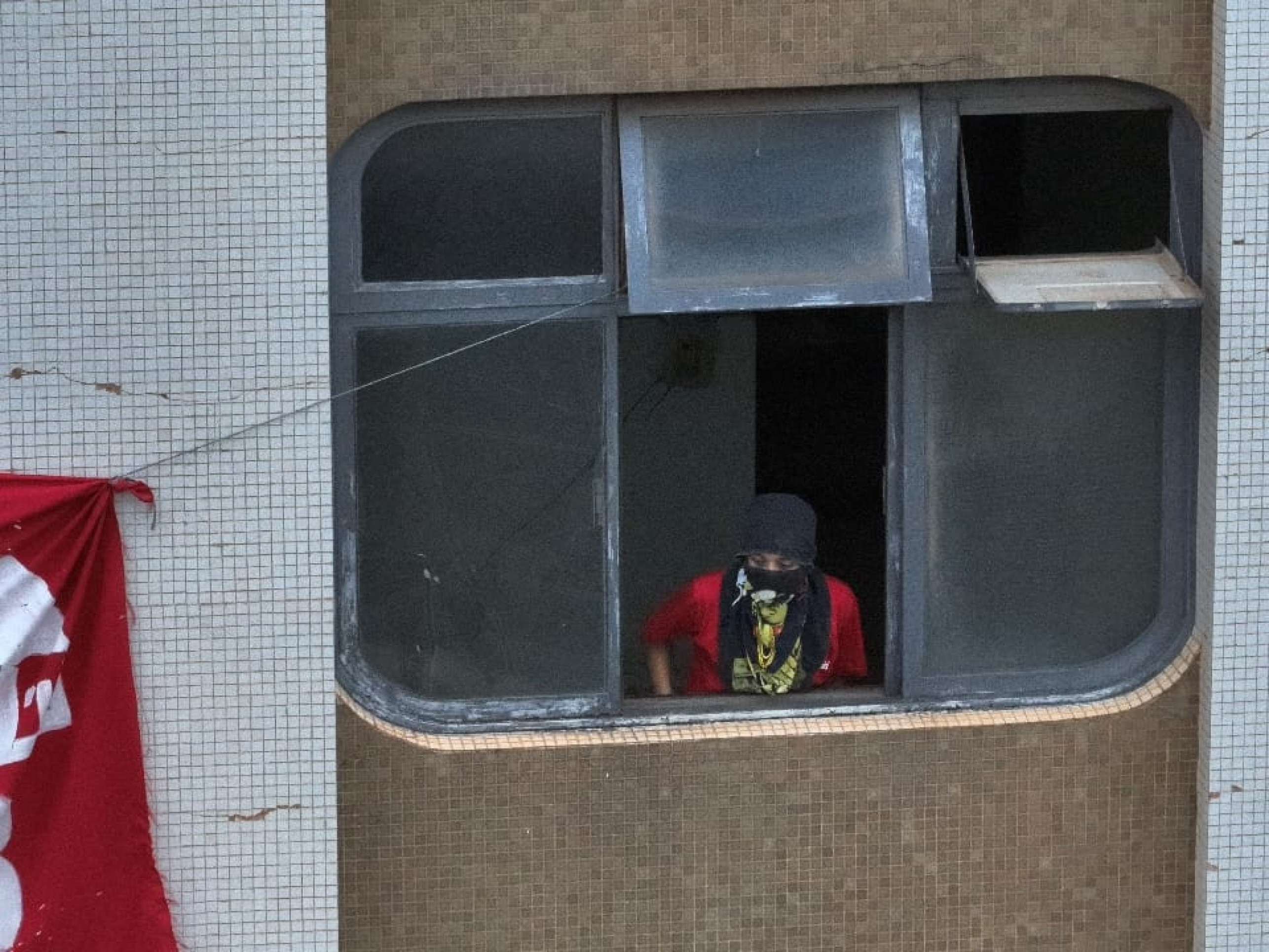 Ocupantes do hotel tentaram impedir a a&ccedil;&atilde;o, ergueram barricadas e cobriram o rosto com capuzes