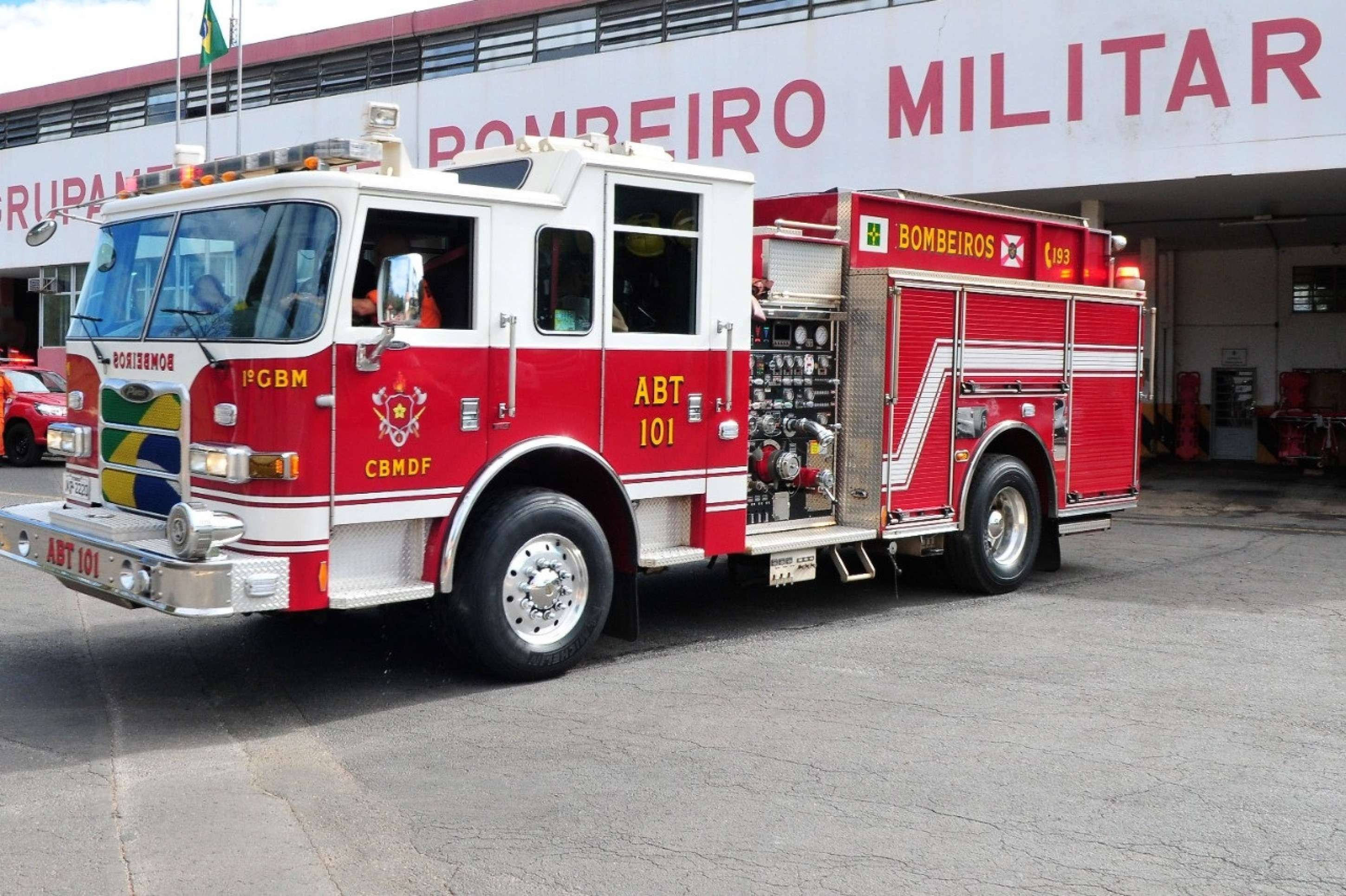 Mulher sofre ferimentos no braço após ser atacada por pit-bull