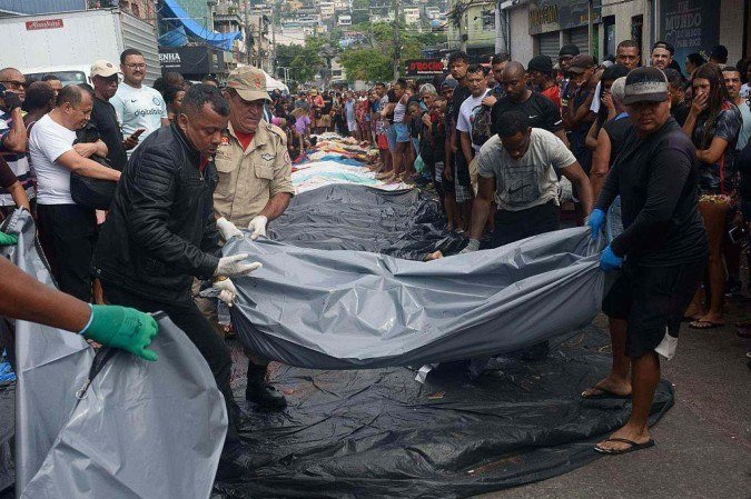 Mais de 50 corpos foram retirados da mata e levados para uma praça por moradores da região - (crédito: PABLO PORCIUNCULA/AFP via Getty Images) Mais de 50 corpos foram retirados da mata e levados para uma praça por moradores da região - (crédito: PABLO PORCIUNCULA/AFP via Getty Images)