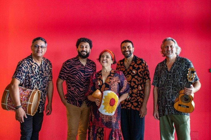 Grupo Camerata Caira, composto por, da esquerda para a direita, Sandro Alves, Edson Arcanjo, Isabella Rovo, Victor Batista e Nelson Latif se apresenta no 2º Encontro Cunhatã Cerratense -  (crédito:  Davy Placido)