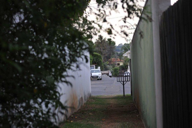 De acordo com a Seduh, o projeto limita a regularização aos becos ocupados até a sanção da lei. Na foto, beco na QI 21 do Lago Sul -  (crédito:  Minervino Júnior/CB)