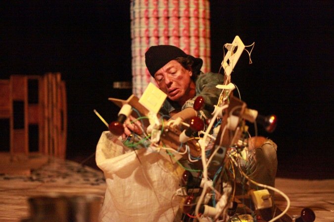 Peça da Pequena Companhia de Teatro mistura Garcia Márquez com crítica social. Velhos caem do céu como canivetes
Com a Pequena Companhia de Teatro. De hoje a domingo, às 19h. Temporada até 30 de novembro, de quinta a domingo, no Centro Cultural Banco do Brasil Brasília (SCES Trecho 02 Lote 22)