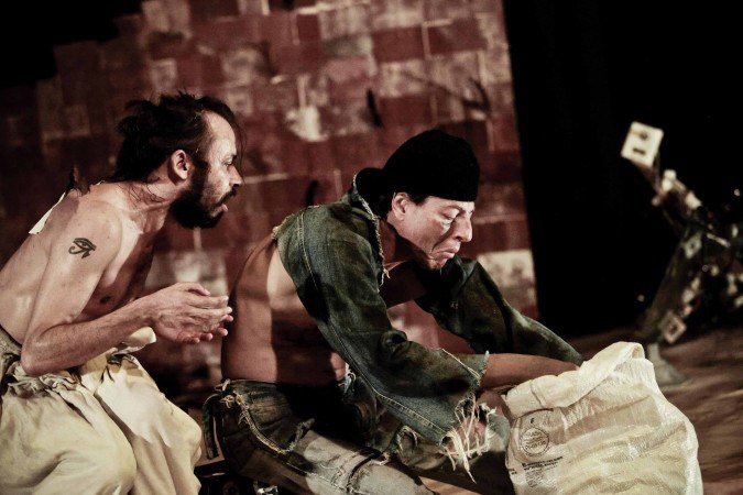 Peça da Pequena Companhia de Teatro mistura Garcia Márquez com crítica social. Velhos caem do céu como canivetes
Com a Pequena Companhia de Teatro. De hoje a domingo, às 19h. Temporada até 30 de novembro, de quinta a domingo, no Centro Cultural Banco do Brasil Brasília (SCES Trecho 02 Lote 22)