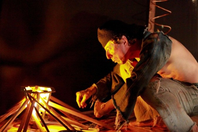 Peça da Pequena Companhia de Teatro mistura Garcia Márquez com crítica social. Velhos caem do céu como canivetes
Com a Pequena Companhia de Teatro. De hoje a domingo, às 19h. Temporada até 30 de novembro, de quinta a domingo, no Centro Cultural Banco do Brasil Brasília (SCES Trecho 02 Lote 22)