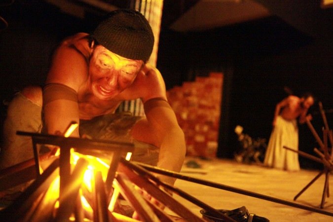 Peça da Pequena Companhia de Teatro mistura Garcia Márquez com crítica social. Velhos caem do céu como canivetes
Com a Pequena Companhia de Teatro. De hoje a domingo, às 19h. Temporada até 30 de novembro, de quinta a domingo, no Centro Cultural Banco do Brasil Brasília (SCES Trecho 02 Lote 22)
