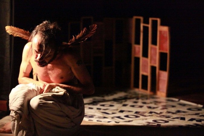 Peça da Pequena Companhia de Teatro mistura Garcia Márquez com crítica social. Velhos caem do céu como canivetes
Com a Pequena Companhia de Teatro. De hoje a domingo, às 19h. Temporada até 30 de novembro, de quinta a domingo, no Centro Cultural Banco do Brasil Brasília (SCES Trecho 02 Lote 22)