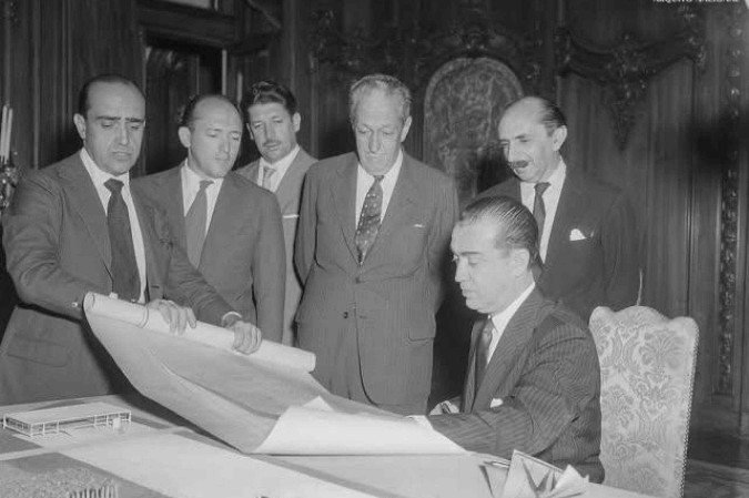 Oscar Niemeyer, Israel Pinheiro, Lúcio Costa e Juscelino Kubitschek - (crédito: IHGDF) Oscar Niemeyer, Israel Pinheiro, Lúcio Costa e Juscelino Kubitschek - (crédito: IHGDF)