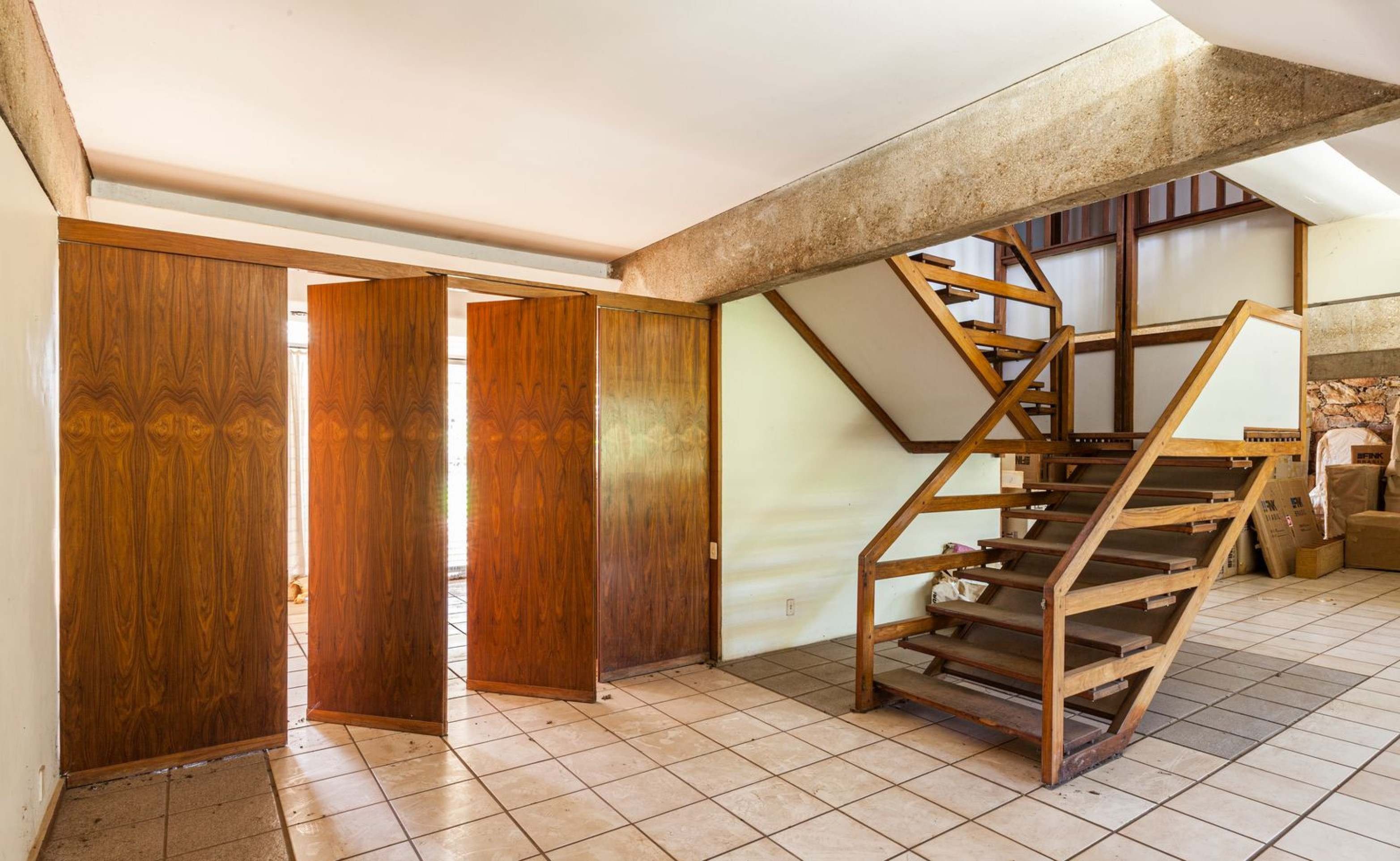 No interior da casa, iluminação e ventilação naturais