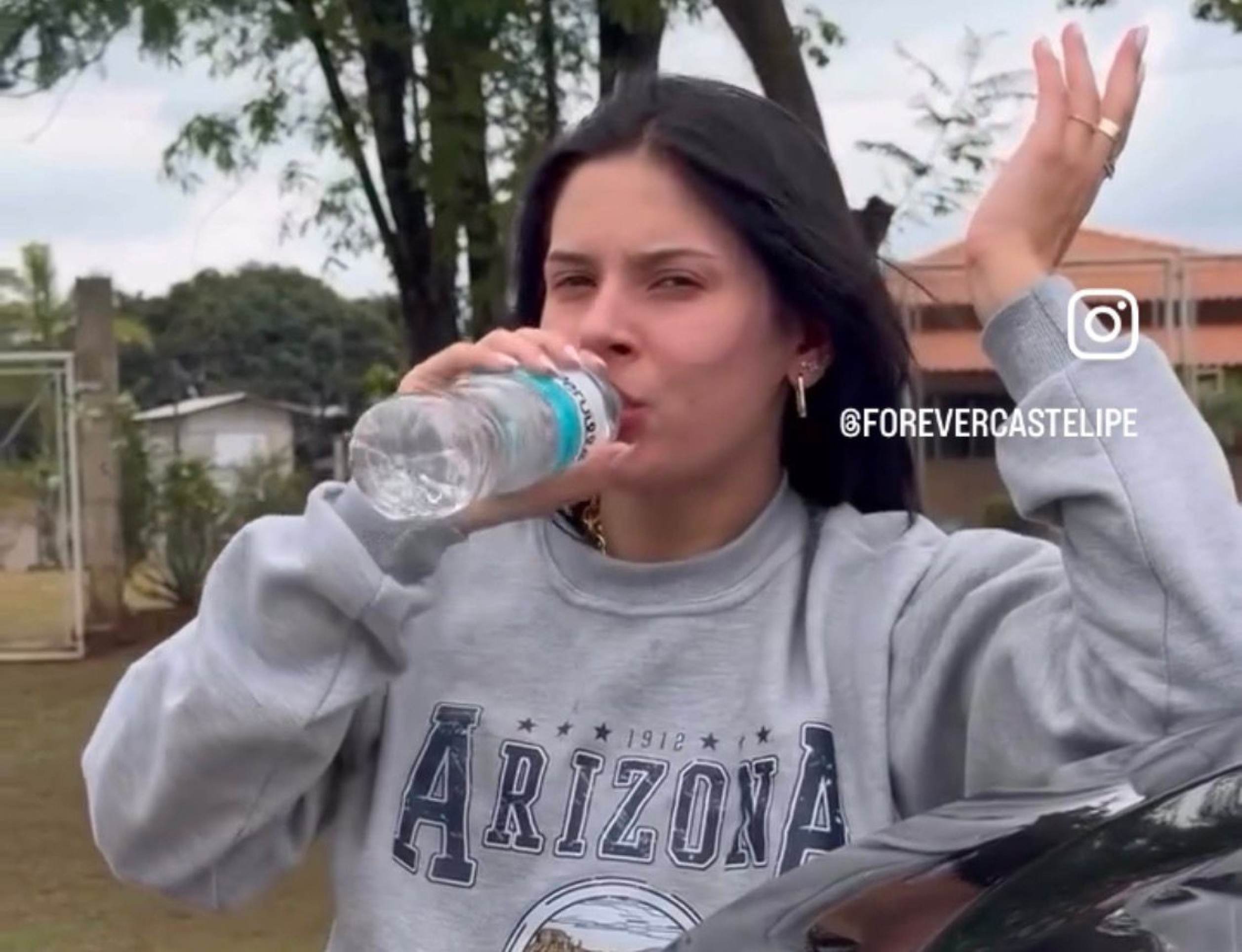 Ana Castela passa mal após noite agitada com o namorado