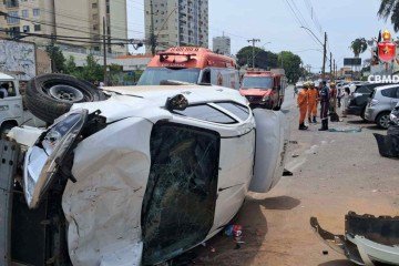Nissan Versa colidiu contra outros veículos e tombou na Avenida Samdu Sul - (crédito: Divulgação/CBMDF) Nissan Versa colidiu contra outros veículos e tombou na Avenida Samdu Sul - (crédito: Divulgação/CBMDF)