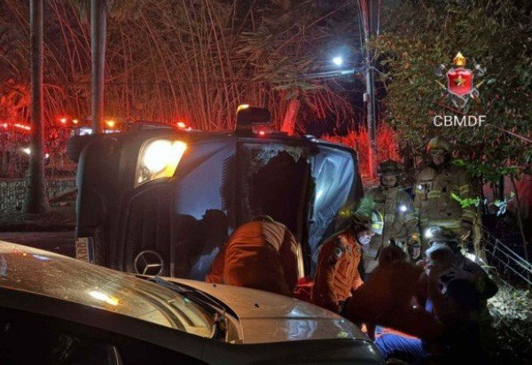 18 atletas estavam na van, motorista ficou preso às ferragens