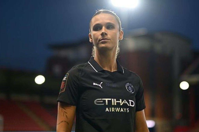 Kerstin Casparij dedicou seu gol em abril à comunidade transgênera, beijando um bracelete da bandeira trans - (crédito: Getty Images) Kerstin Casparij dedicou seu gol em abril à comunidade transgênera, beijando um bracelete da bandeira trans - (crédito: Getty Images)