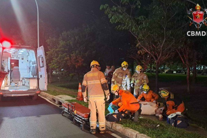 O condutor da moto não se feriu. A via precisou ser parcialmente interditada - (crédito: Divulgação/CBMDF) O condutor da moto não se feriu. A via precisou ser parcialmente interditada - (crédito: Divulgação/CBMDF)