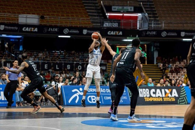 A diferença do jogo: as bolas de três do Pinheiros caíram em série contra a escassez do Brasília de fora do garrafão - (crédito: Matheus Maranhão/Caixa Brasília Basquete) A diferença do jogo: as bolas de três do Pinheiros caíram em série contra a escassez do Brasília de fora do garrafão - (crédito: Matheus Maranhão/Caixa Brasília Basquete)