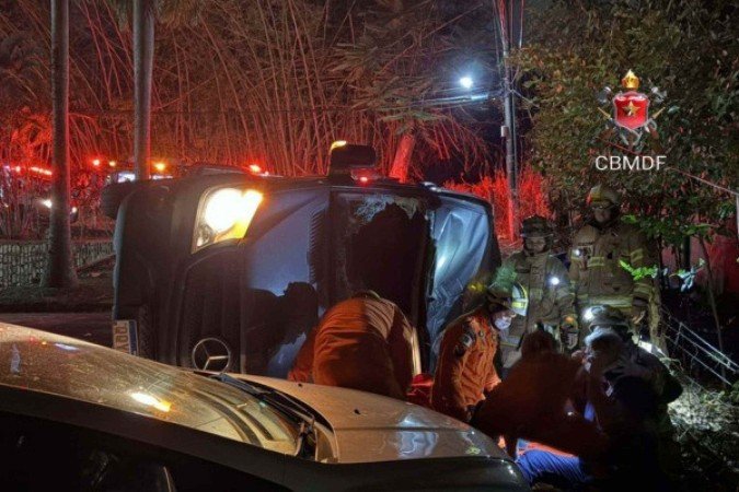 18 atletas estavam na van, motorista ficou preso às ferragens -  (crédito: Reprodução/CMBDF)