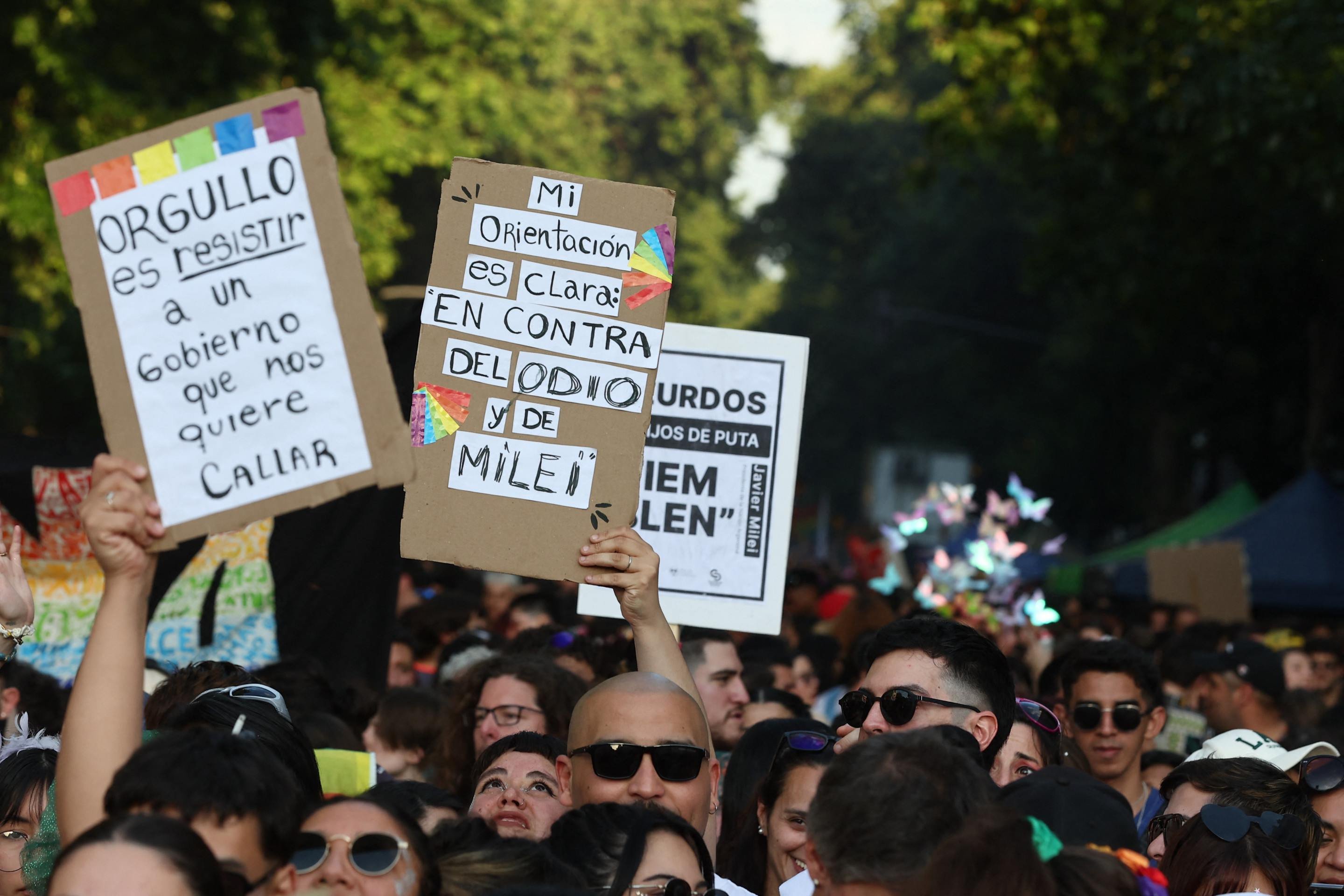 Milhares marcham na Argentina por direitos LGBT+ e contra políticas de Milei