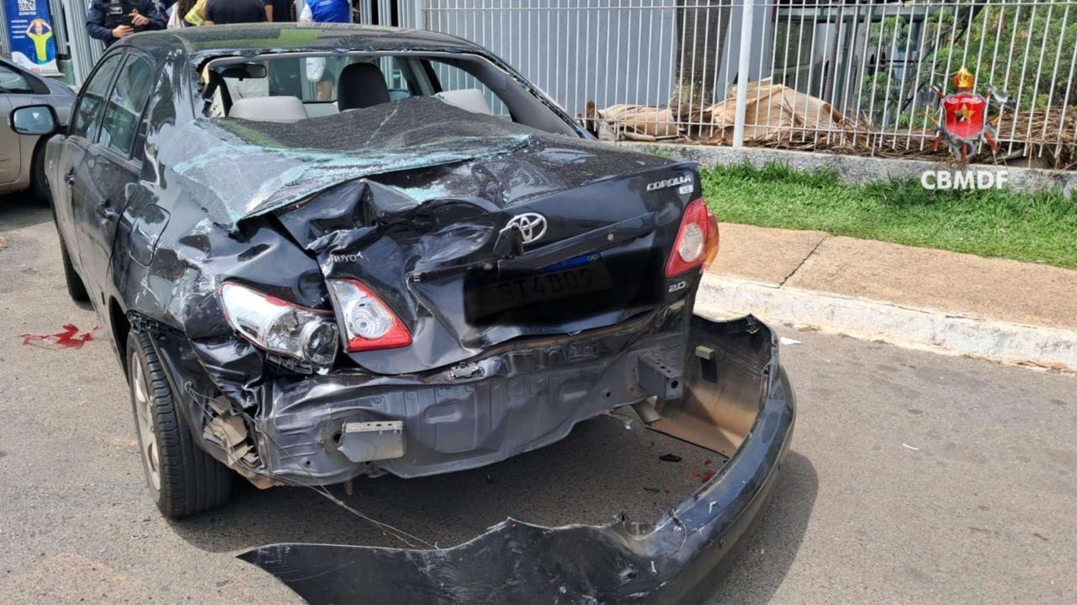 Nissan Versa colidiu contra outros veículos e tombou na Avenida Samdu Sul 