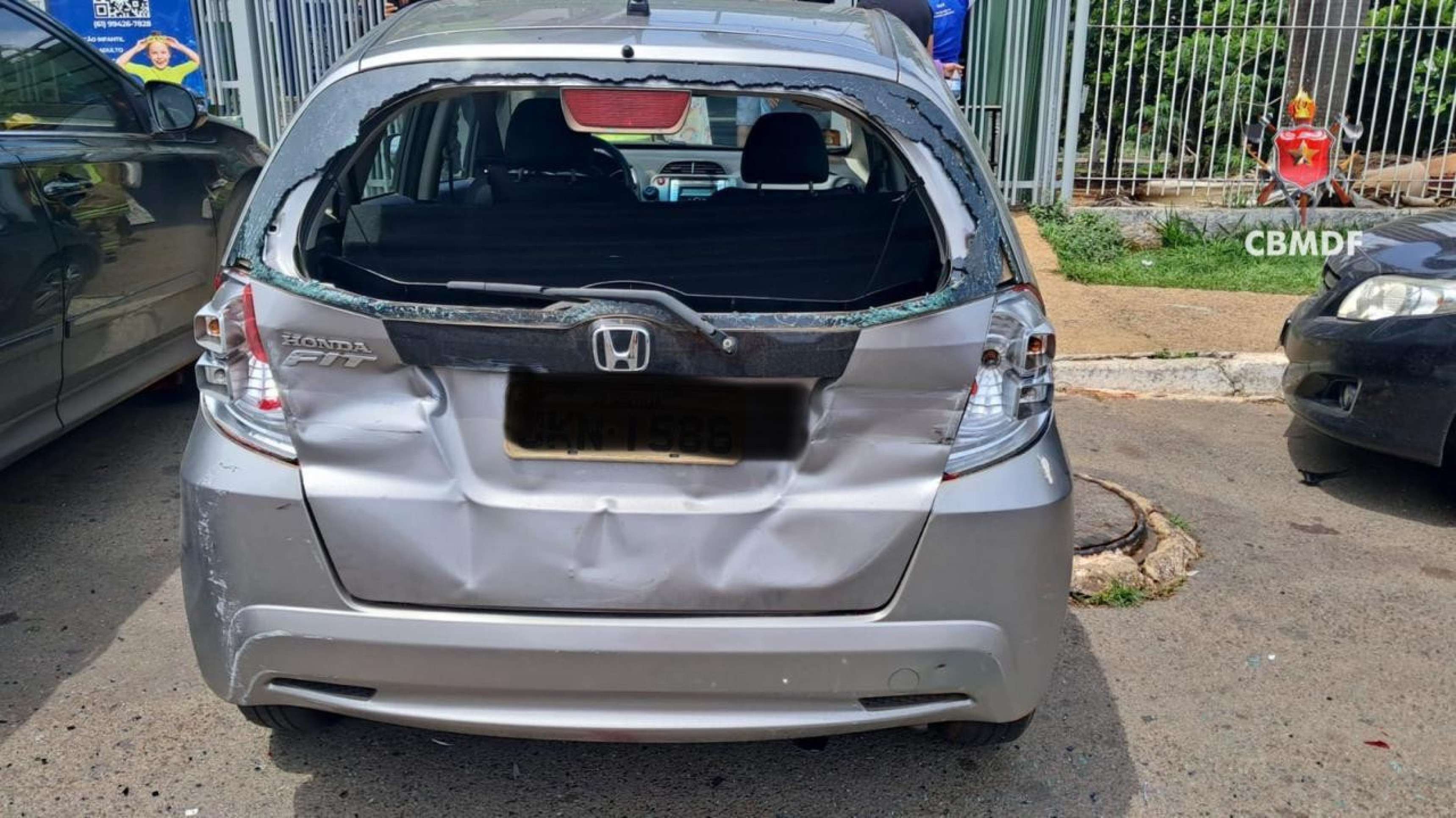 Nissan Versa colidiu contra outros veículos e tombou na Avenida Samdu Sul