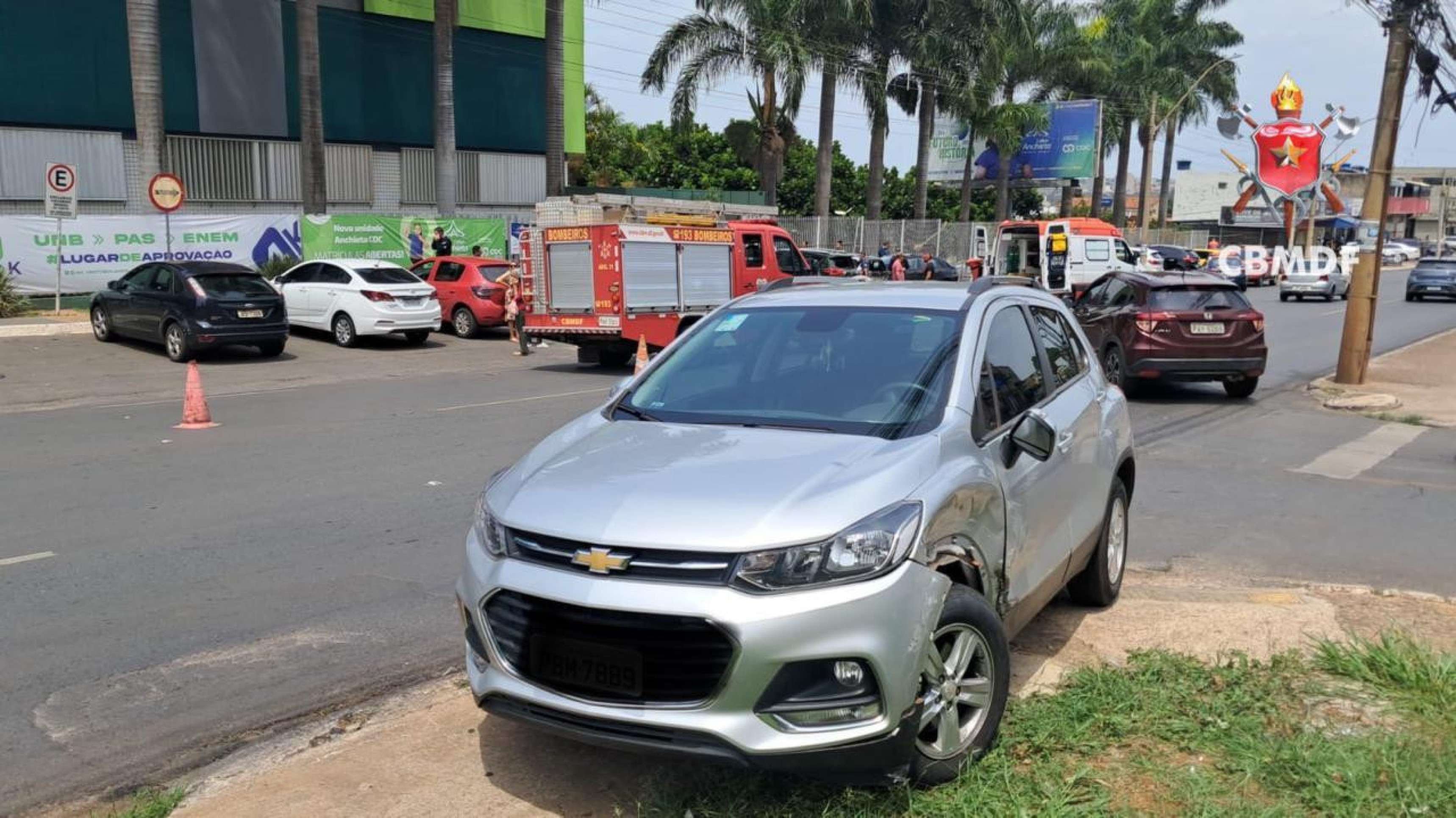 Nissan Versa colidiu contra outros veículos e tombou na Avenida Samdu Sul
