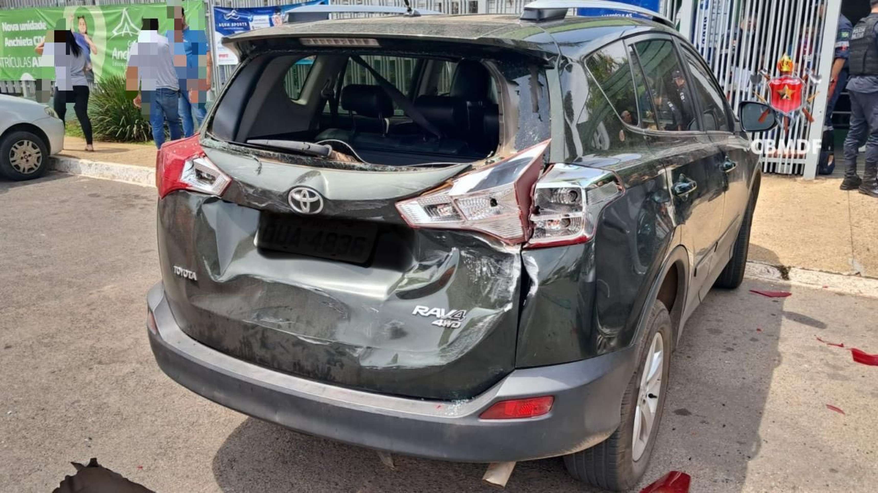Nissan Versa colidiu contra outros veículos e tombou na Avenida Samdu Sul