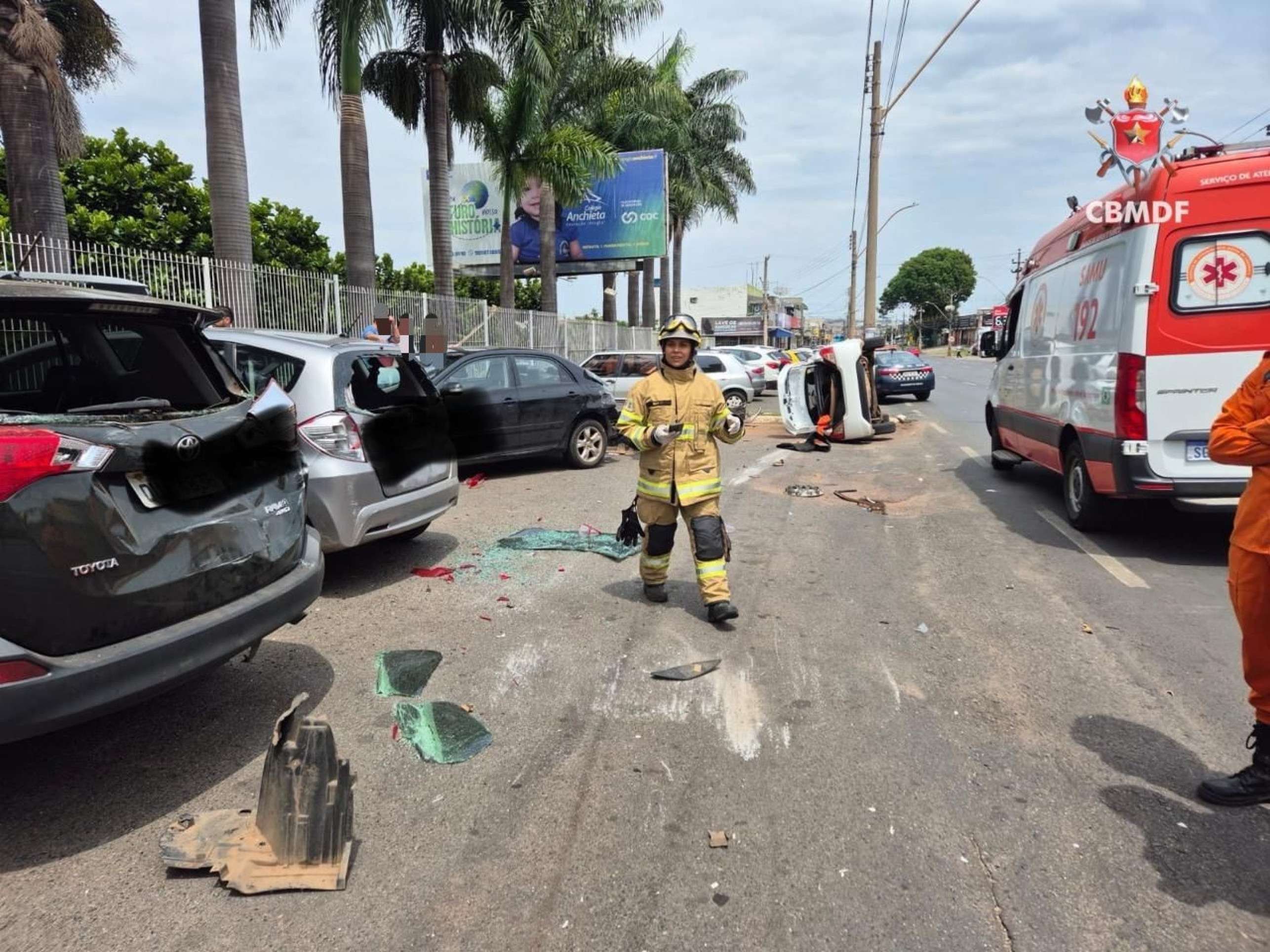 Nissan Versa colidiu contra outros ve&iacute;culos e tombou na Avenida Samdu Sul
