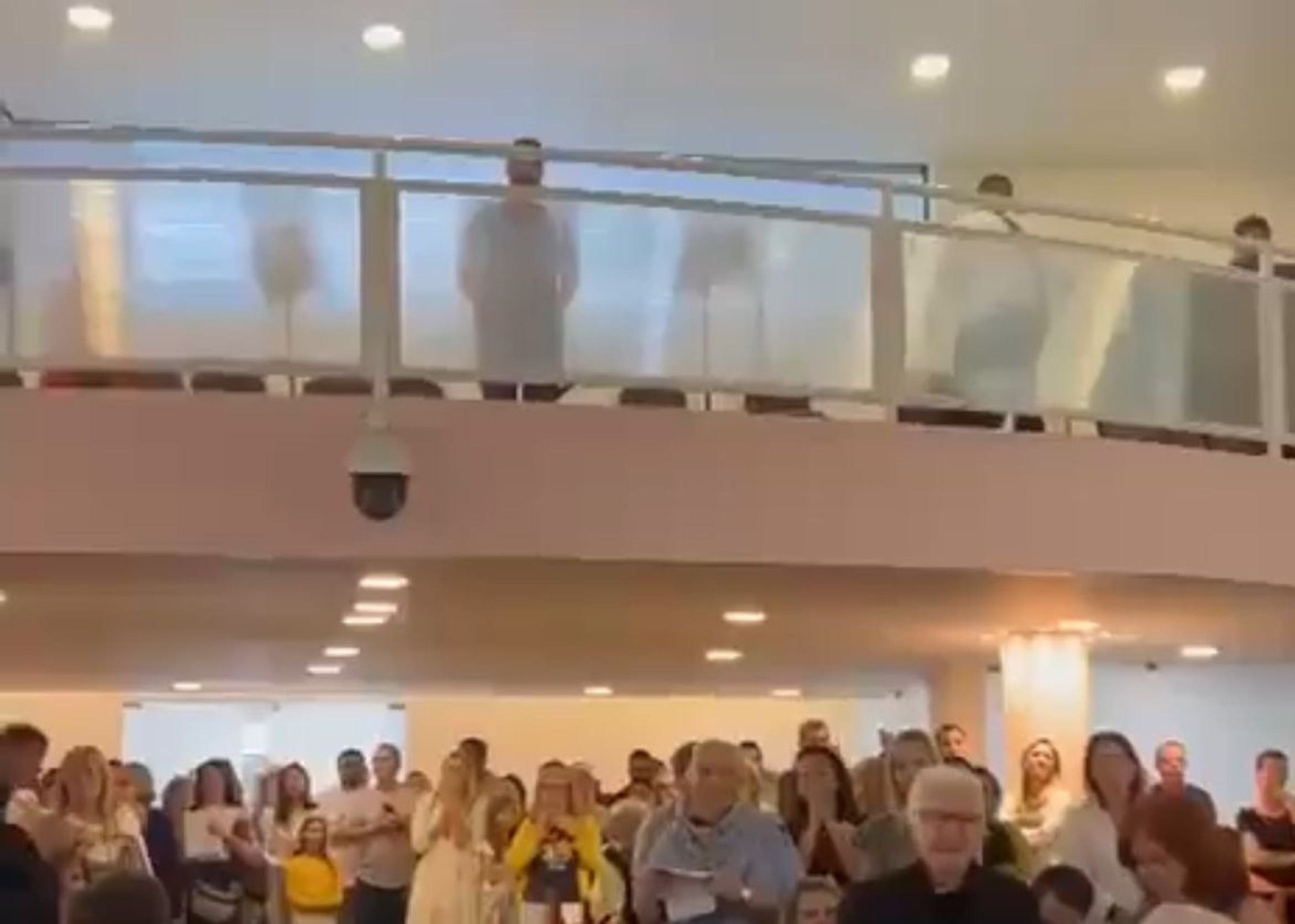 Durante a cerimônia, o padre responsável pela celebração prestou homenagens aos quatro policiais mortos no confronto -  (crédito: Rede Sociais )