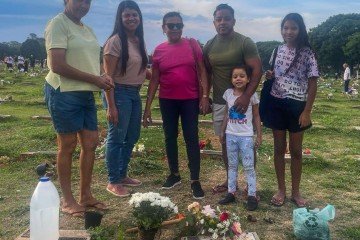 Bernadete e a família em frente ao túmulo do marido dela