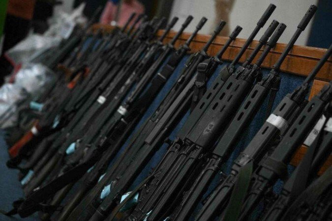Ao todo foram 120 armas foram encontradas com grupo criminoso -  (crédito: Mauro Pimentel/AFP)