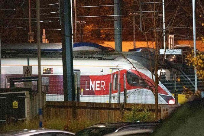 Dez pessoas são esfaqueadas em trem para Londres; o que se sabe sobre o ataque