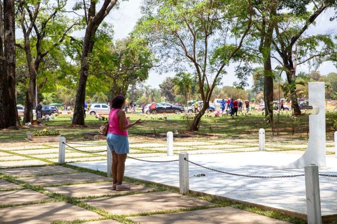 Aesteticista Maria Divina, de 59 anos, orou em frente ao túmulo de Juscelino Kubitschek
