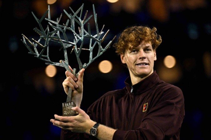 Troféu conquistado em Paris é o quinto de Jannik em torneios de nível Masters -  (crédito: Julien de Rosa/AFP)