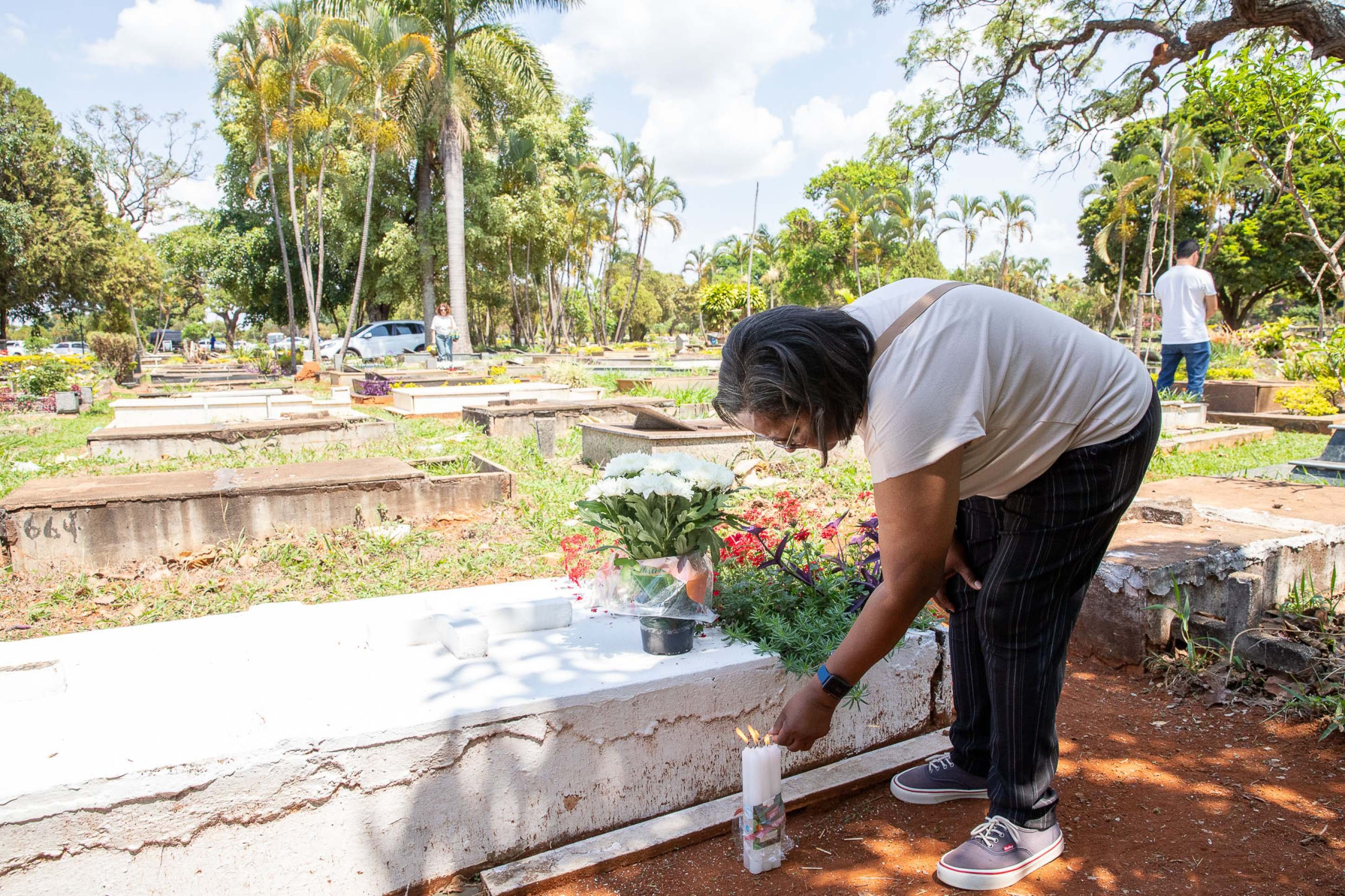 Dia de Finados: brasilienses prestam homenagens no Campo da Esperança