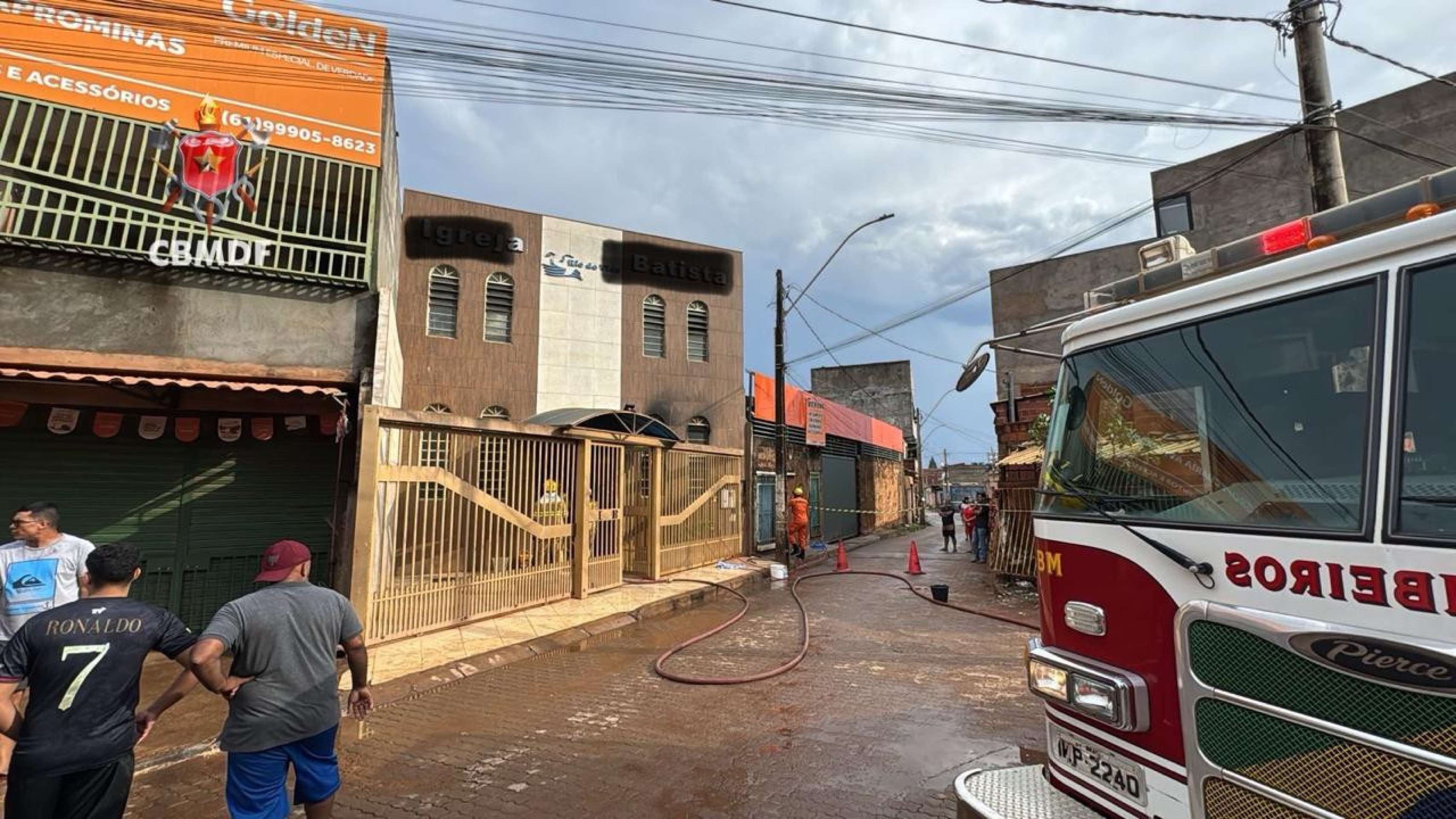 Incêndio atinge igreja na Cidade Estrutural, na tarde deste domingo