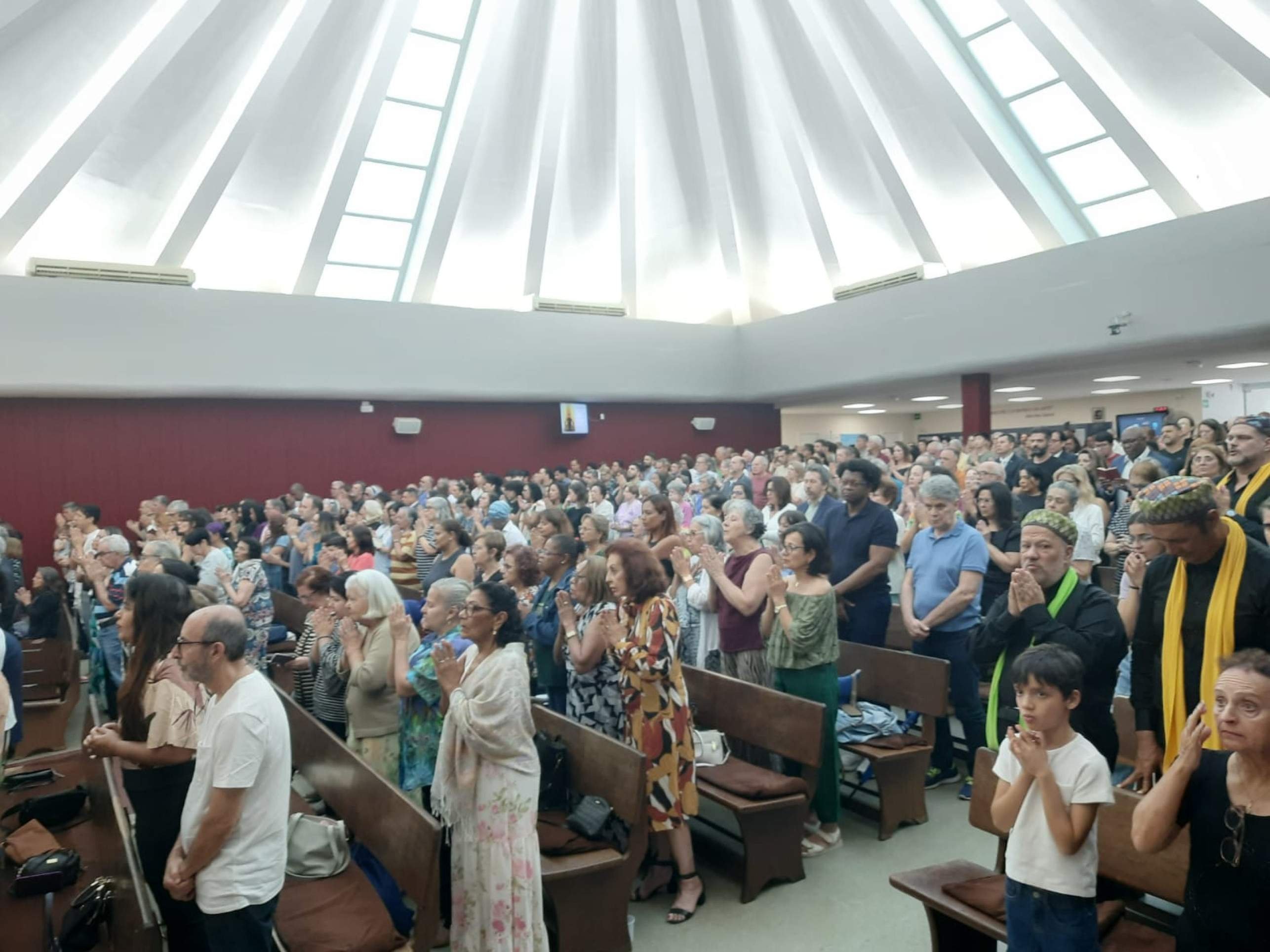 Brasilienses honram antepassados em culto na Igreja Messiânica