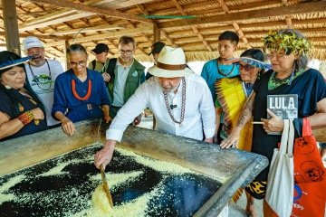 'Existe a crença de que cabe aos seres humanos sustentar o céu, para que ele não caia sobre a Terra. Essa perspectiva dá a medida da nossa responsabilidade perante o planeta, principalmente diante dos mais vulneráveis', discursou o presidente - (crédito: Ricardo Stuckert/PR) 'Existe a crença de que cabe aos seres humanos sustentar o céu, para que ele não caia sobre a Terra. Essa perspectiva dá a medida da nossa responsabilidade perante o planeta, principalmente diante dos mais vulneráveis', discursou o presidente - (crédito: Ricardo Stuckert/PR)