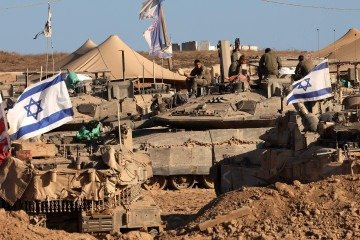 Soldados israelenses descansam sobre tanques, em uma posição ao sul de Israel, perto da fronteira com a FaIxa de Gaza - (crédito: Jack Guez/AFP) Soldados israelenses descansam sobre tanques, em uma posição ao sul de Israel, perto da fronteira com a FaIxa de Gaza - (crédito: Jack Guez/AFP)