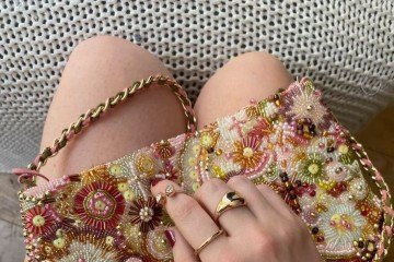 As bolsas bordadas com miçangas acrescentam personalidade ao look - (crédito: Reprodução/Instagram (@kirstystiches) ) As bolsas bordadas com miçangas acrescentam personalidade ao look - (crédito: Reprodução/Instagram (@kirstystiches) )