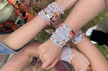 As bolsas bordadas com miçangas acrescentam personalidade ao look