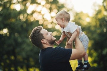 As experiências da paternidade podem ser fundamentais para impactar a saúde mental de alguns homens -  (crédito: Freepik/ Vladimir Gappov)