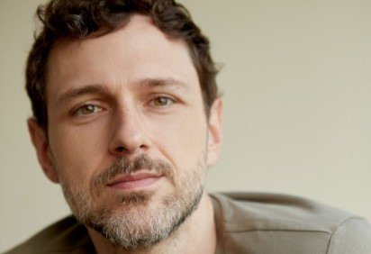 Guilherme Magon impressiona como Leonardo Roitman no remake de 