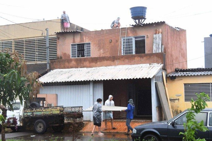 O dono do imóvel onde Queren mora teve de trocar as telhas