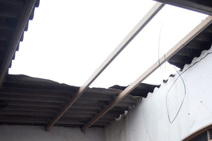 Nildomar teve parte do telhado arrancado pela força do vento