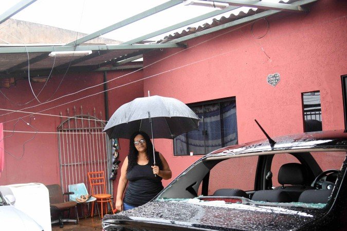 Parte da cobertura da garagem de Marizete cedeu e atingiu o carro