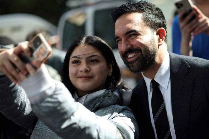 Mamdani enfrentado os rivais Andrew Cuomo (esquerda), ex-governador democrata de Nova York, e Curtis Sliwa (direita), republicano - (crédito: Reuters) Mamdani enfrentado os rivais Andrew Cuomo (esquerda), ex-governador democrata de Nova York, e Curtis Sliwa (direita), republicano - (crédito: Reuters)