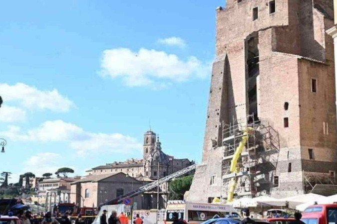 Trabalhador fica preso sob escombros após desabamento de torre em Roma